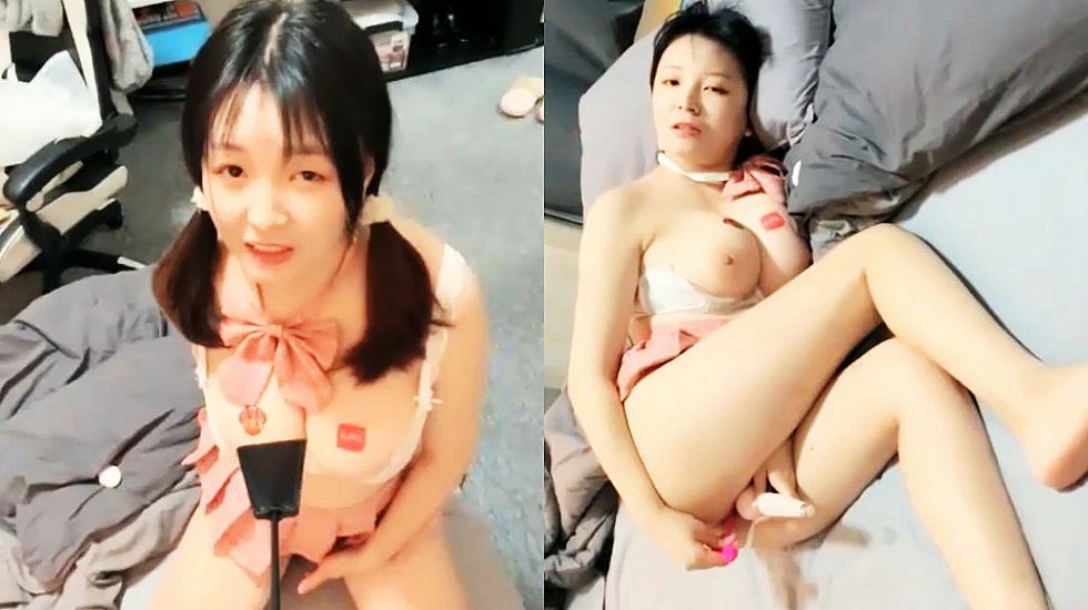 巨乳萌妹穿着JK服被调教成母狗在床上舔鸡巴